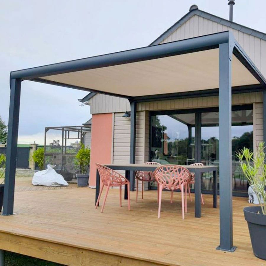 Avec nos pergolas toiles et stores de terrasse, transformez votre extérieur  en un espace confortable - Fermeture Online